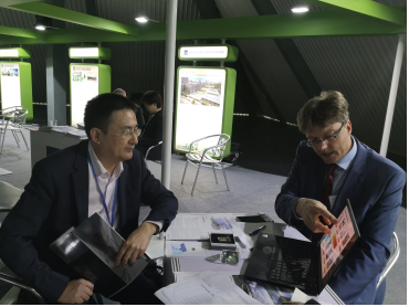 和碳公司代表在亚太绿色低碳高峰论坛期间与德国太阳能技术公司洽谈技术应用